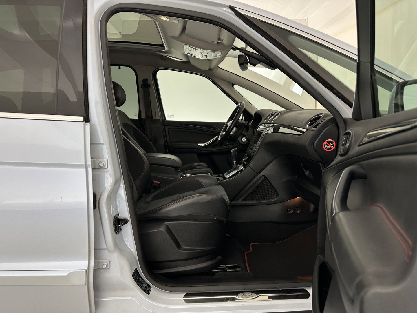 Ford S-Max 2.0 EcoBoost S-Edition Aut. *PANO | LEATHER-ALCANTARA | XENON | SPORTSEATS | NAVI-FULLMAP | PRIVACY-GLASS | ECC | CARBON-INLAY | ENTERTAINMENTSYSTEM | PDC | CRUISE | TOWBAR | 18''ALU*