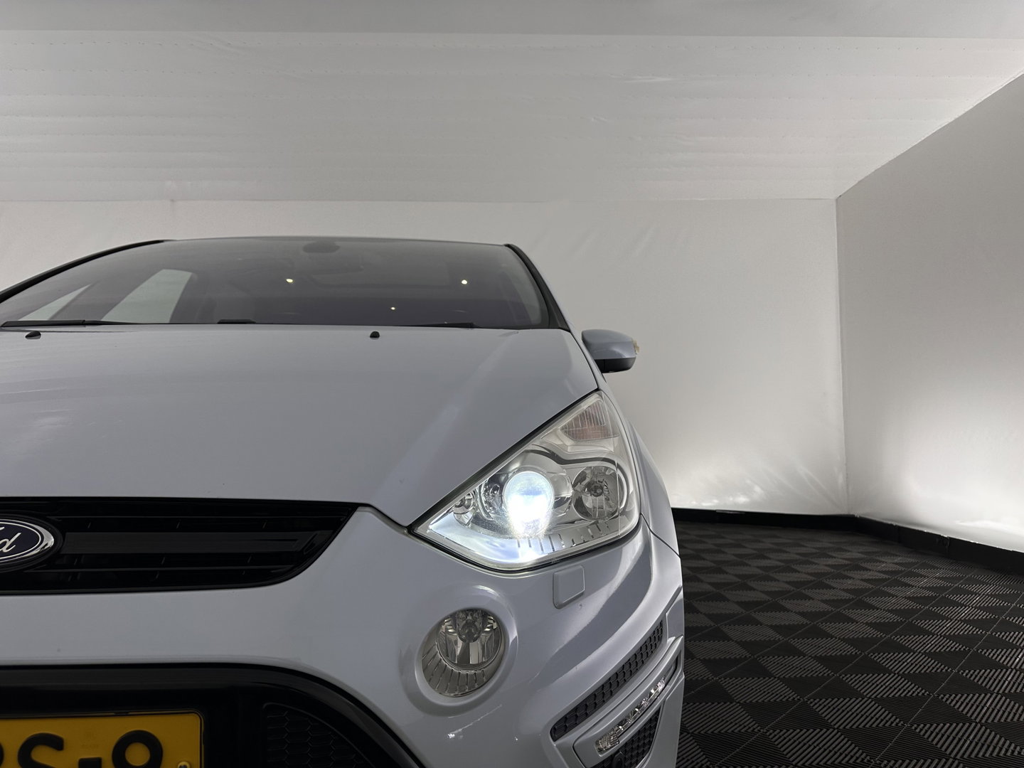 Ford S-Max 2.0 EcoBoost S-Edition Aut. *PANO | LEATHER-ALCANTARA | XENON | SPORTSEATS | NAVI-FULLMAP | PRIVACY-GLASS | ECC | CARBON-INLAY | ENTERTAINMENTSYSTEM | PDC | CRUISE | TOWBAR | 18''ALU*