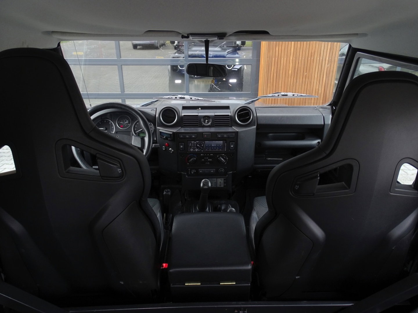 Land Rover Defender 2.4 TD4 HT 90" SE / Recaro / grijs kenteken / LED / *NAP*