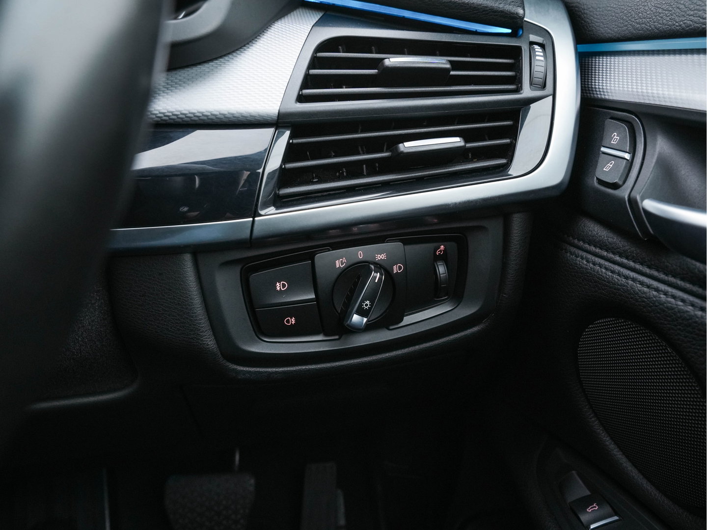 BMW X5 xDrive40d *Right-Hand-Drive* M-Sportpack High Executive [ 7-Pers. ] Aut. *LEATHER | XENON | MEMORY-PACK | HEATED-SPORTSEATS | NAVI-FULLMAP | SHIFTPADDLES | PRIVACYGLASS | ECC | TOWBAR | PDC | CRUISE | 20''ALU*