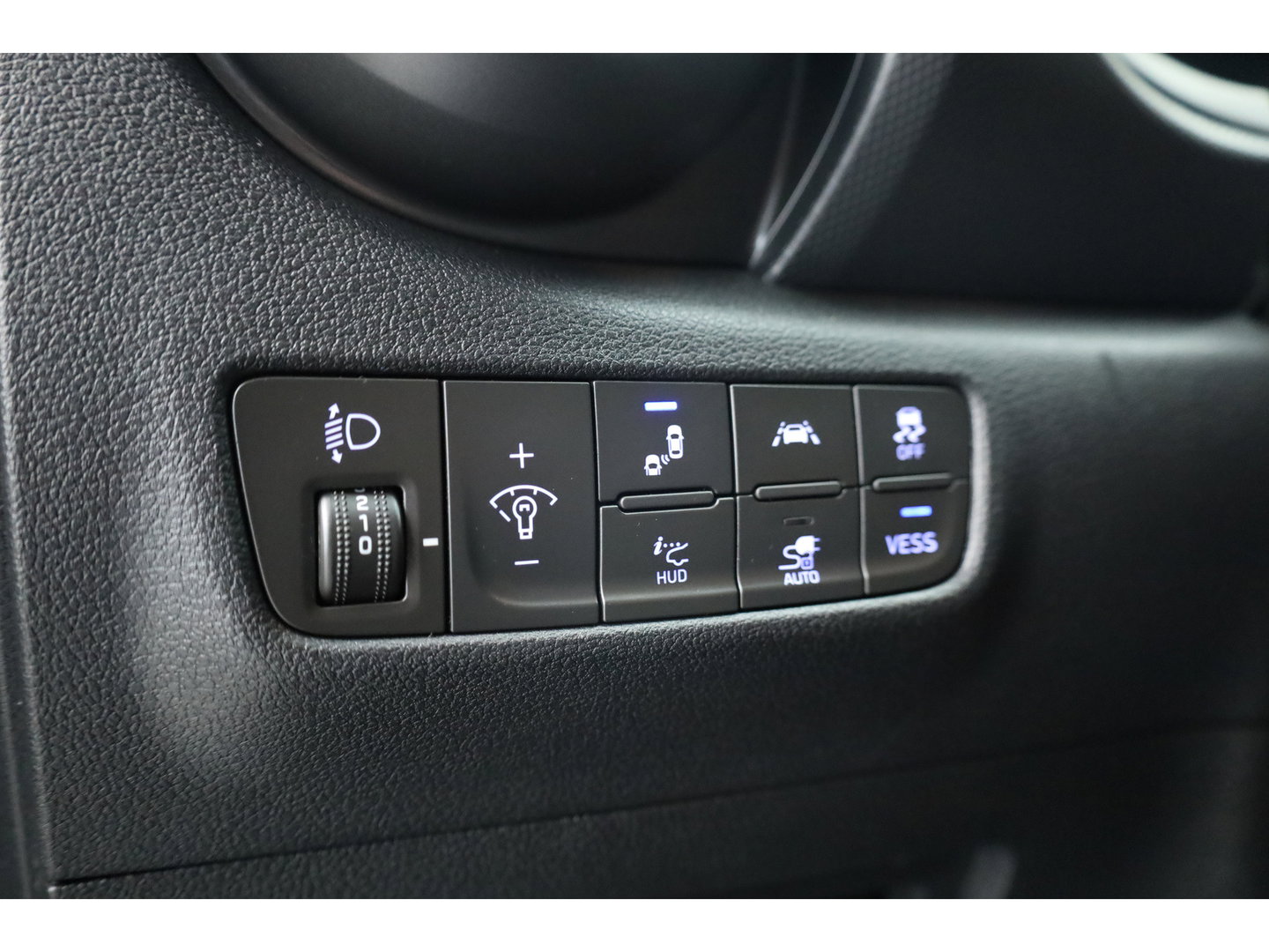 Hyundai KONA EV Premium 64 kWh | SOH 96,3% | Stoelverw./vent. | Afn. Trekhaak | Krell Audio | Camera | HUD | Adapt. Cruise