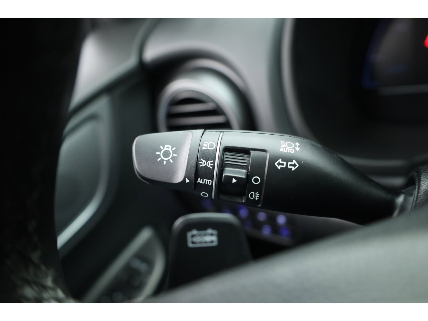 Hyundai KONA EV Premium 64 kWh | SOH 96,3% | Stoelverw./vent. | Afn. Trekhaak | Krell Audio | Camera | HUD | Adapt. Cruise