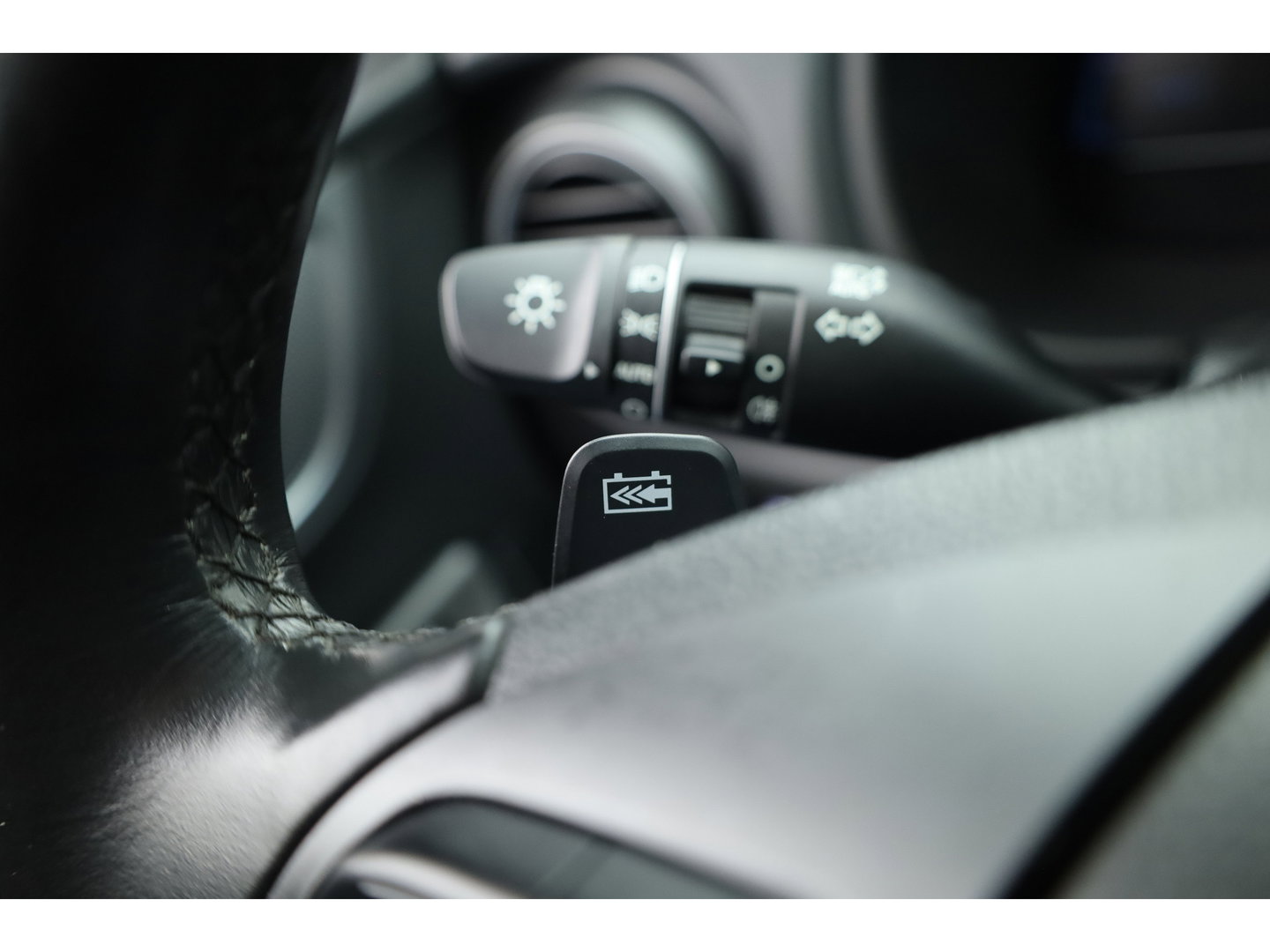 Hyundai KONA EV Premium 64 kWh | SOH 96,3% | Stoelverw./vent. | Afn. Trekhaak | Krell Audio | Camera | HUD | Adapt. Cruise