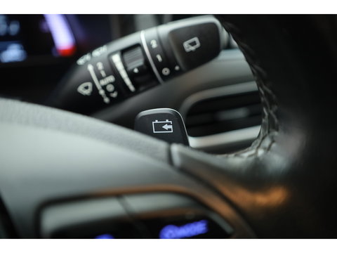 Hyundai KONA EV Premium 64 kWh | SOH 96,3% | Stoelverw./vent. | Afn. Trekhaak | Krell Audio | Camera | HUD | Adapt. Cruise