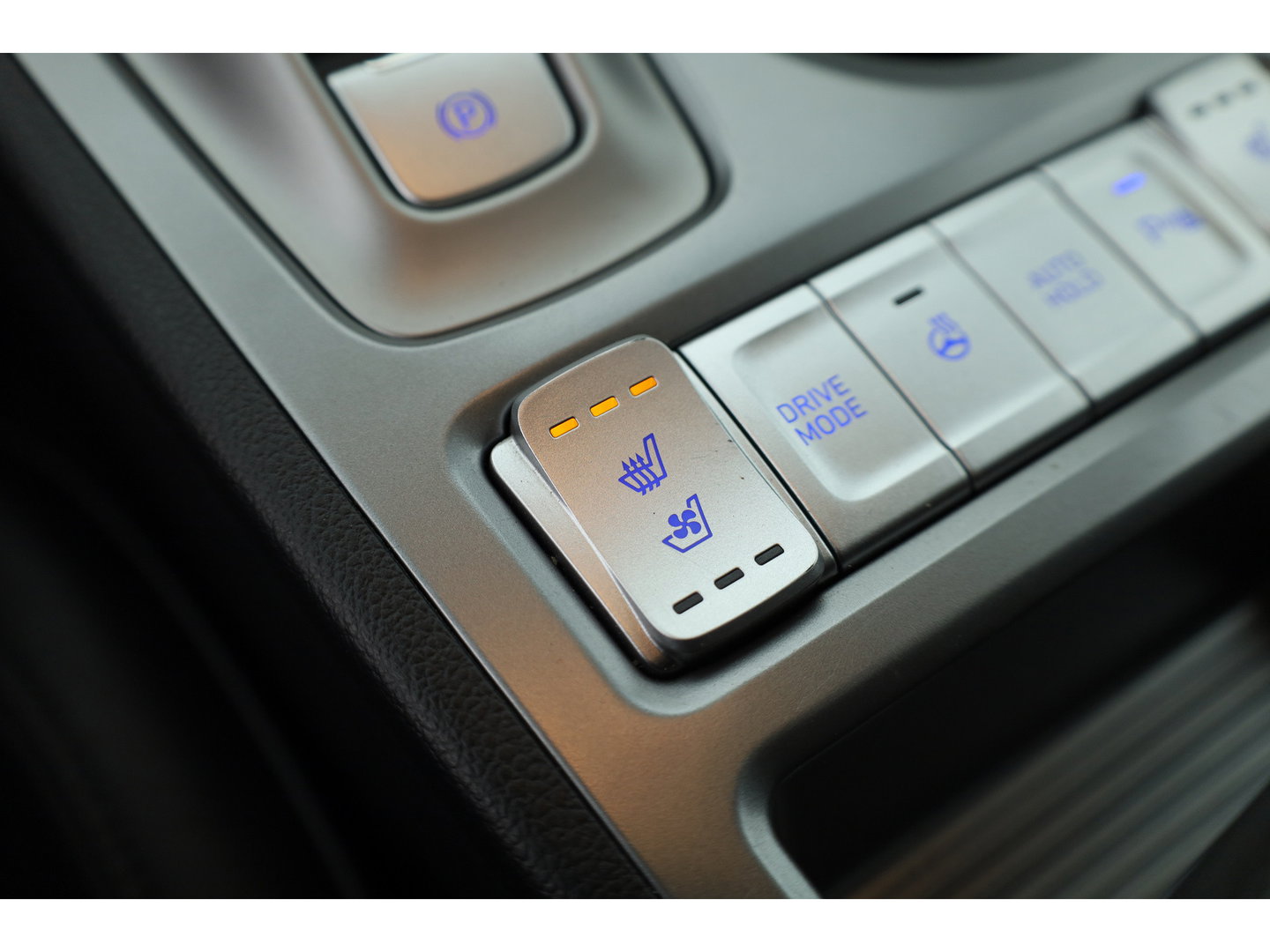 Hyundai KONA EV Premium 64 kWh | SOH 96,3% | Stoelverw./vent. | Afn. Trekhaak | Krell Audio | Camera | HUD | Adapt. Cruise