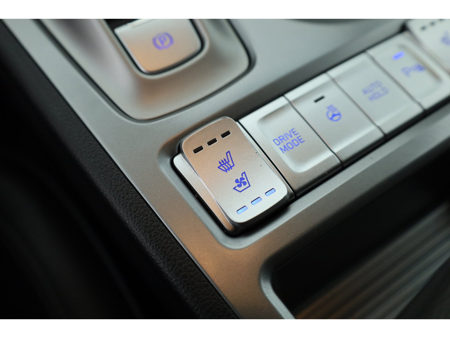 Hyundai KONA EV Premium 64 kWh | SOH 96,3% | Stoelverw./vent. | Afn. Trekhaak | Krell Audio | Camera | HUD | Adapt. Cruise