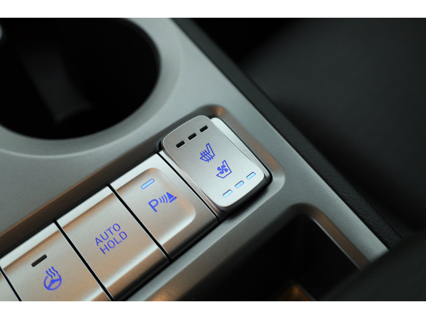 Hyundai KONA EV Premium 64 kWh | SOH 96,3% | Stoelverw./vent. | Afn. Trekhaak | Krell Audio | Camera | HUD | Adapt. Cruise