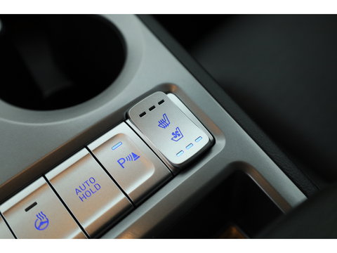 Hyundai KONA EV Premium 64 kWh | SOH 96,3% | Stoelverw./vent. | Afn. Trekhaak | Krell Audio | Camera | HUD | Adapt. Cruise