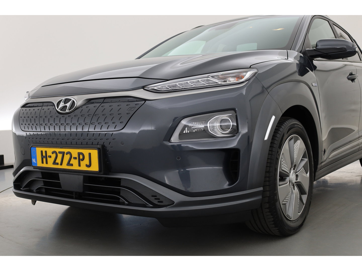 Hyundai KONA EV Premium 64 kWh | SOH 96,3% | Stoelverw./vent. | Afn. Trekhaak | Krell Audio | Camera | HUD | Adapt. Cruise