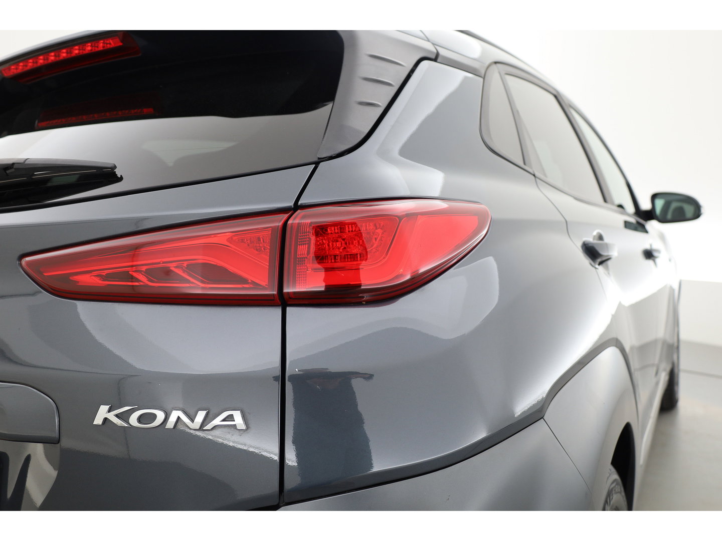 Hyundai KONA EV Premium 64 kWh | SOH 96,3% | Stoelverw./vent. | Afn. Trekhaak | Krell Audio | Camera | HUD | Adapt. Cruise