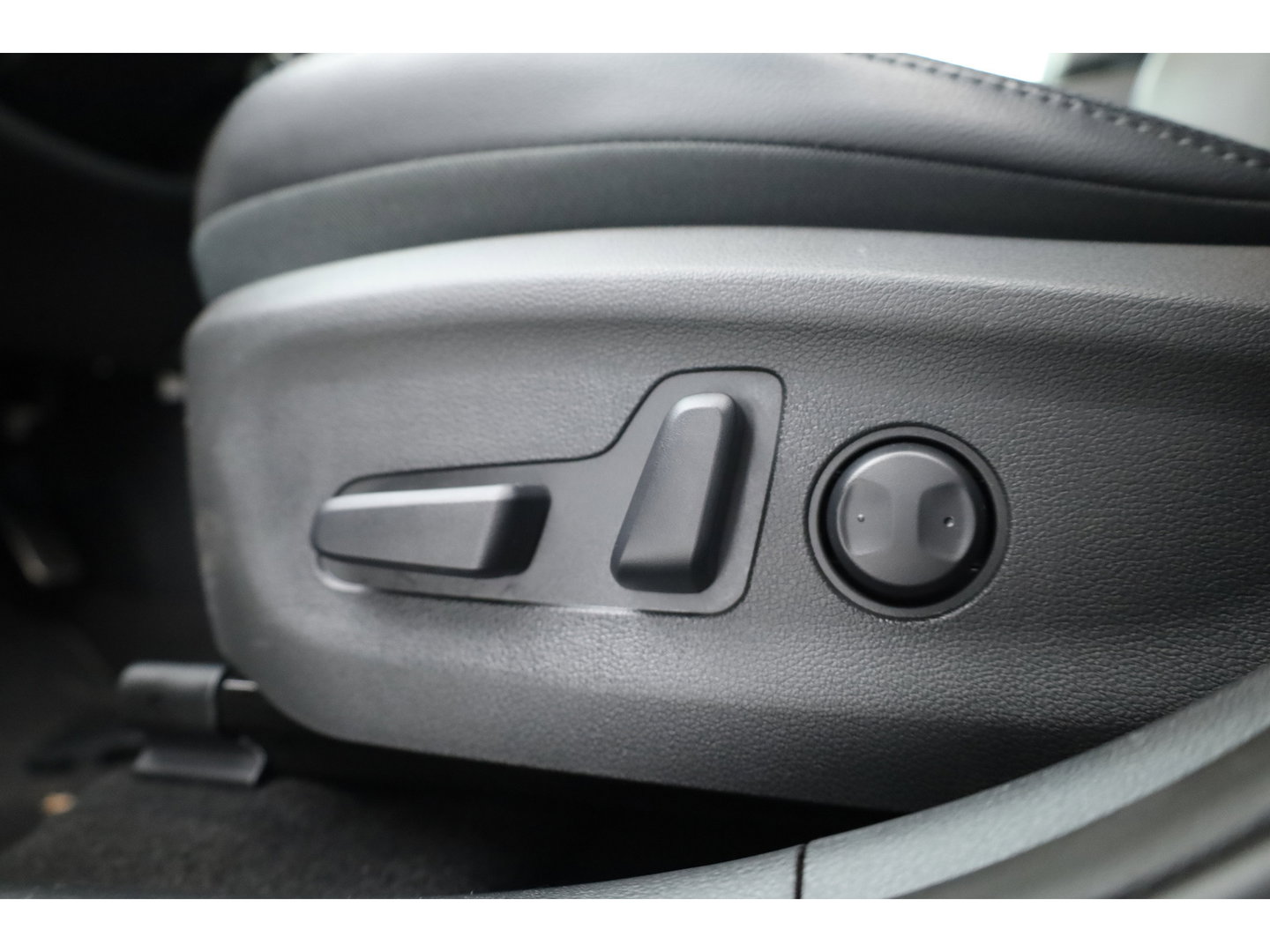 Hyundai KONA EV Premium 64 kWh | SOH 96,3% | Stoelverw./vent. | Afn. Trekhaak | Krell Audio | Camera | HUD | Adapt. Cruise