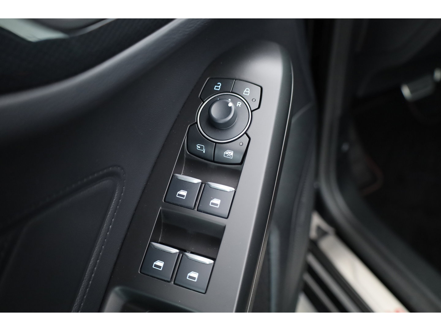 Ford FOCUS Wagon 1.0 EcoBoost Hybrid ST Line X | Dig. Cockpit | Winter Pack | Trekhaak | Adapt. Cruise | Camera | B&O | CarPlay | Keyless