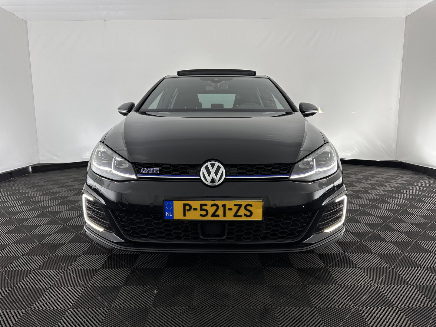 Volkswagen Golf 1.4 TSI PHEV GTE (Plug-in) (INCL-BTW) Aut. *PANO | ADAPTIVE-CRUISE | FULL-LED | DIGI-COCKPIT | BLINDSPOT | HEATED-SPORTSEATS | KEYLESS | NAVI-FULLMAP | AMBIENTLIGHT | SHIFTPADDLES | PRIVACY-GLASS | ECC | PDC | 18''ALU*