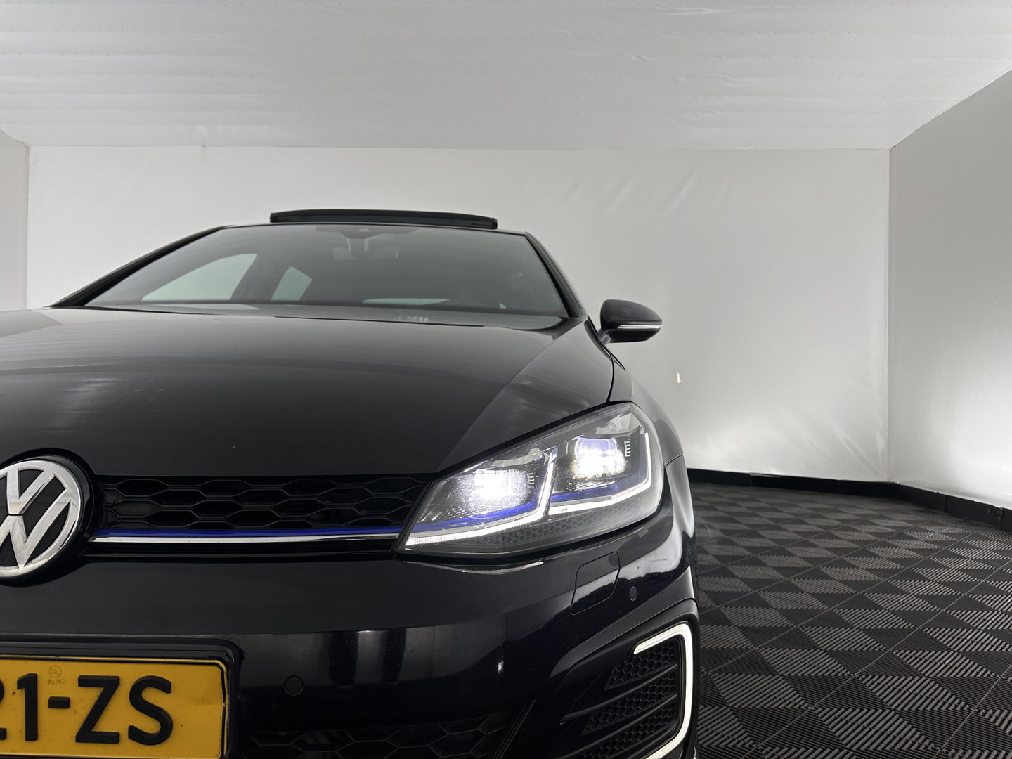 Volkswagen Golf 1.4 TSI PHEV GTE (Plug-in) (INCL-BTW) Aut. *PANO | ADAPTIVE-CRUISE | FULL-LED | DIGI-COCKPIT | BLINDSPOT | HEATED-SPORTSEATS | KEYLESS | NAVI-FULLMAP | AMBIENTLIGHT | SHIFTPADDLES | PRIVACY-GLASS | ECC | PDC | 18''ALU*