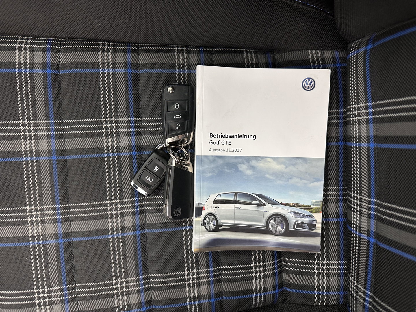 Volkswagen Golf 1.4 TSI PHEV GTE (Plug-in) (INCL-BTW) Aut. *PANO | ADAPTIVE-CRUISE | FULL-LED | DIGI-COCKPIT | BLINDSPOT | HEATED-SPORTSEATS | KEYLESS | NAVI-FULLMAP | AMBIENTLIGHT | SHIFTPADDLES | PRIVACY-GLASS | ECC | PDC | 18''ALU*