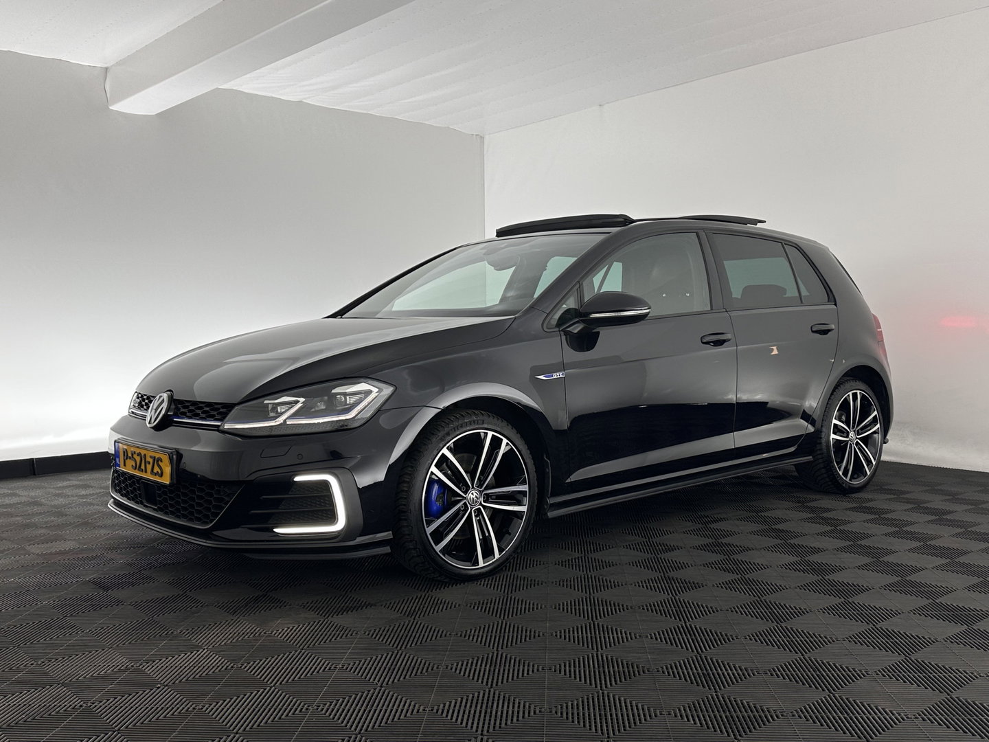 Volkswagen Golf 1.4 TSI PHEV GTE (Plug-in) (INCL-BTW) Aut. *PANO | ADAPTIVE-CRUISE | FULL-LED | DIGI-COCKPIT | BLINDSPOT | HEATED-SPORTSEATS | KEYLESS | NAVI-FULLMAP | AMBIENTLIGHT | SHIFTPADDLES | PRIVACY-GLASS | ECC | PDC | 18''ALU*