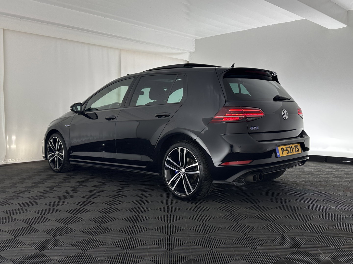 Volkswagen Golf 1.4 TSI PHEV GTE (Plug-in) (INCL-BTW) Aut. *PANO | ADAPTIVE-CRUISE | FULL-LED | DIGI-COCKPIT | BLINDSPOT | HEATED-SPORTSEATS | KEYLESS | NAVI-FULLMAP | AMBIENTLIGHT | SHIFTPADDLES | PRIVACY-GLASS | ECC | PDC | 18''ALU*