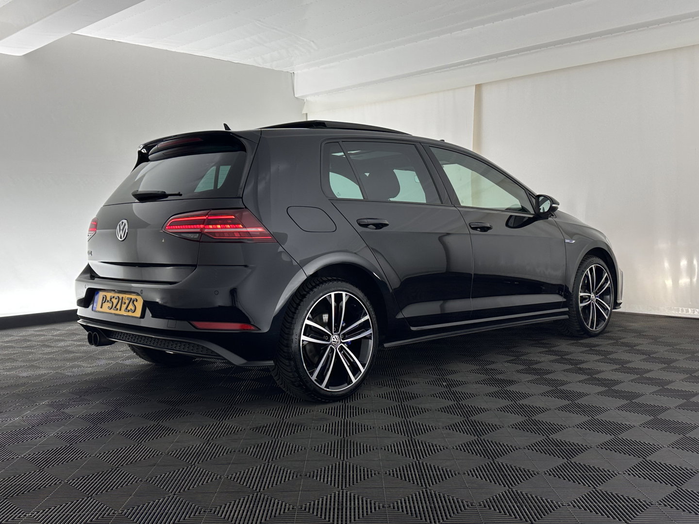 Volkswagen Golf 1.4 TSI PHEV GTE (Plug-in) (INCL-BTW) Aut. *PANO | ADAPTIVE-CRUISE | FULL-LED | DIGI-COCKPIT | BLINDSPOT | HEATED-SPORTSEATS | KEYLESS | NAVI-FULLMAP | AMBIENTLIGHT | SHIFTPADDLES | PRIVACY-GLASS | ECC | PDC | 18''ALU*