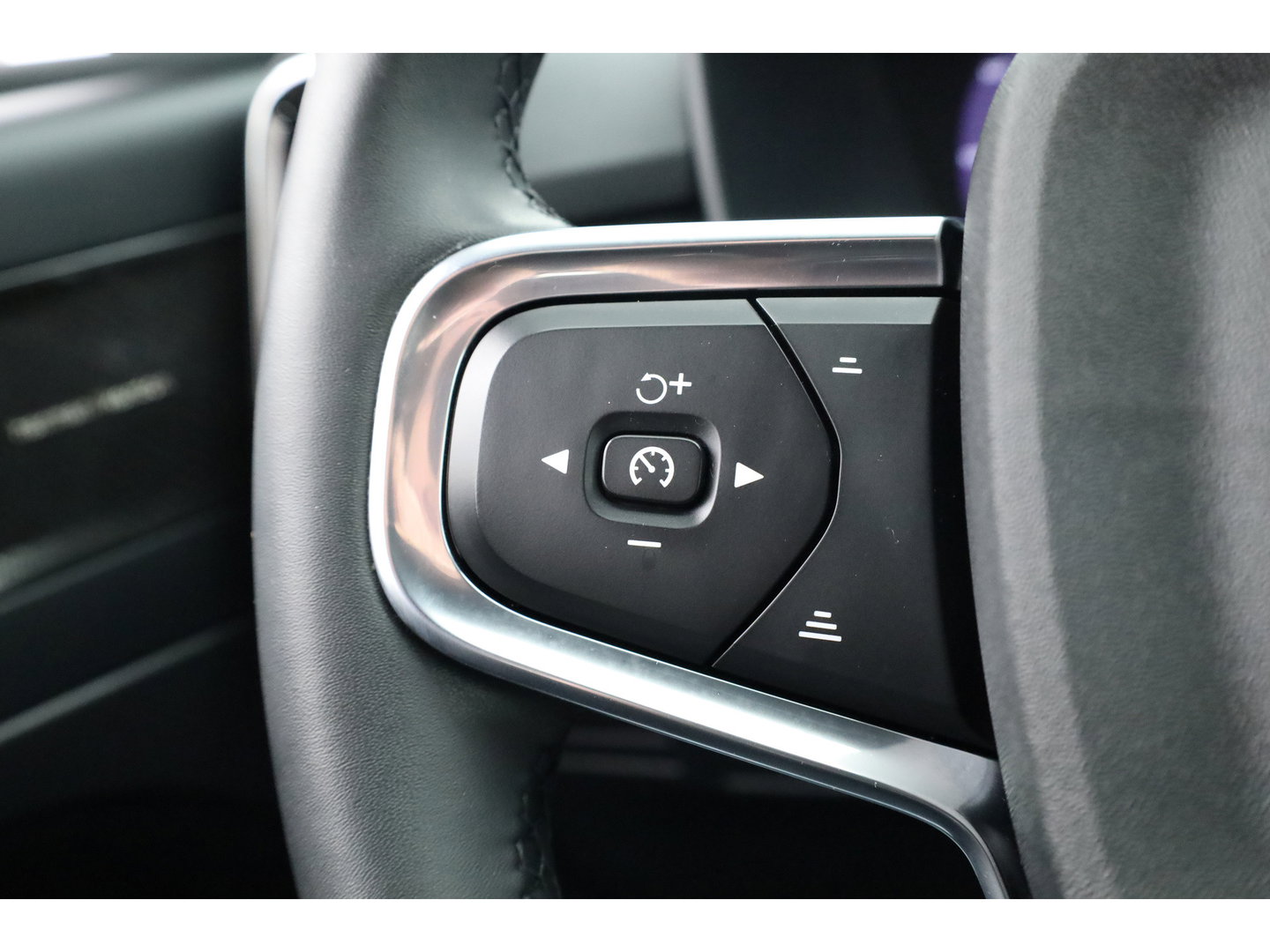 Volvo XC40 2.0 B3 Plus Dark | Pilot Assist | Memory Seat | Camera | Stoel- Stuurverw. | Apple Carplay | Google info.