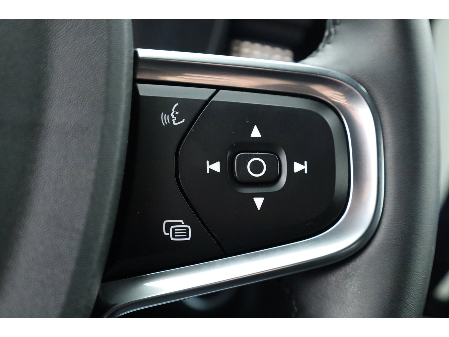 Volvo XC40 2.0 B3 Plus Dark | Pilot Assist | Memory Seat | Camera | Stoel- Stuurverw. | Apple Carplay | Google info.