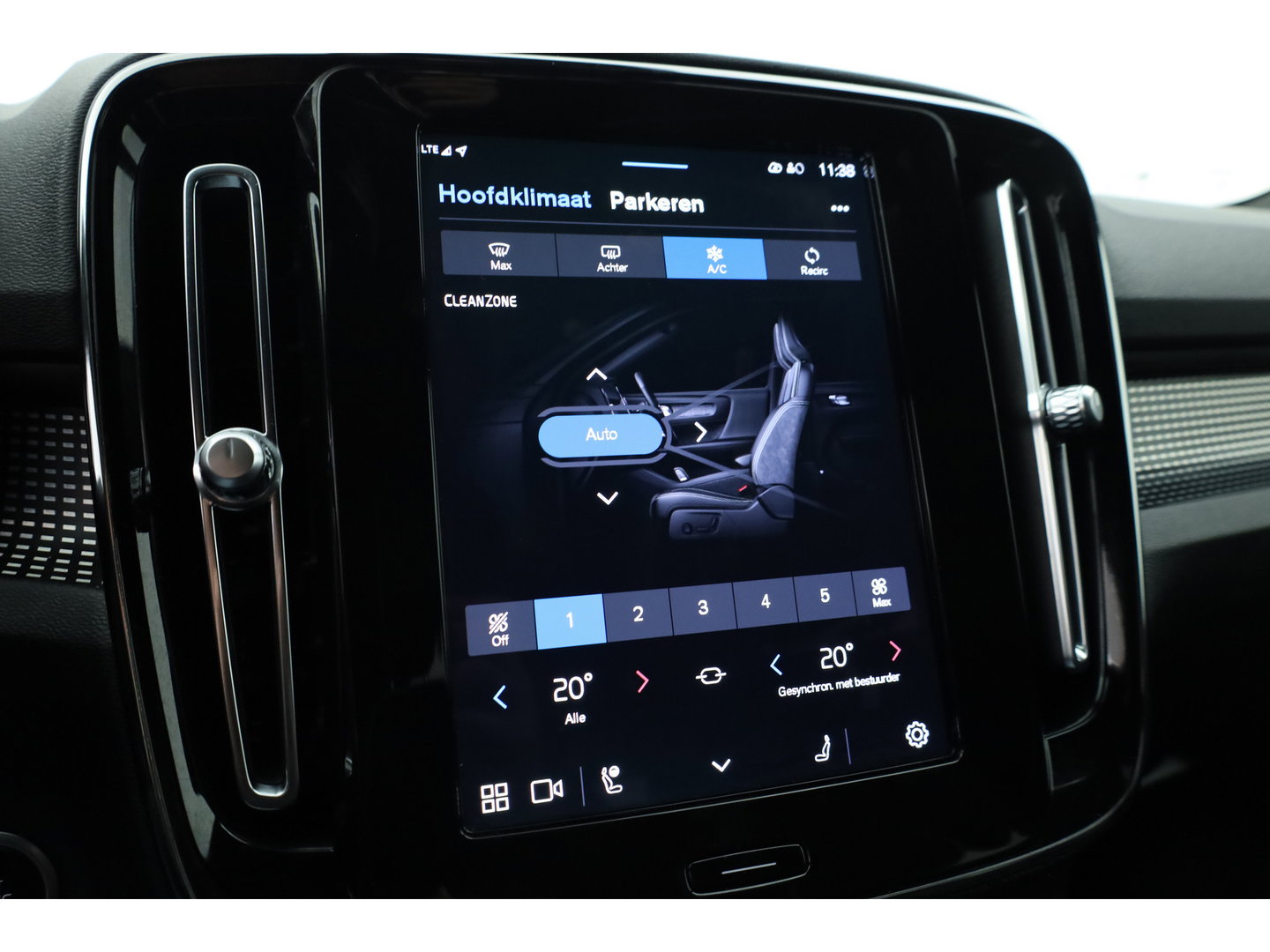 Volvo XC40 2.0 B3 Plus Dark | Pilot Assist | Memory Seat | Camera | Stoel- Stuurverw. | Apple Carplay | Google info.