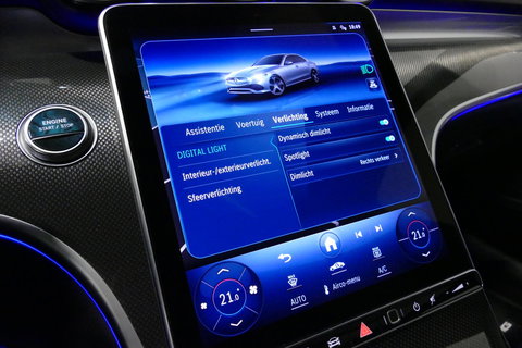 Mercedes-Benz C-Klasse 300 e AMG Line / C63s Look Diffuser / Panamericana Grille / Maxton Design Bodykit V.2 / Panoramadak / Elektr. verstelbare voorstoelen + memory / Stoelkoeling & -verwarming / Digital Light / Ambienteverlichting Plus / HUD / Rondomzichtcamera / 20'' LMV / S