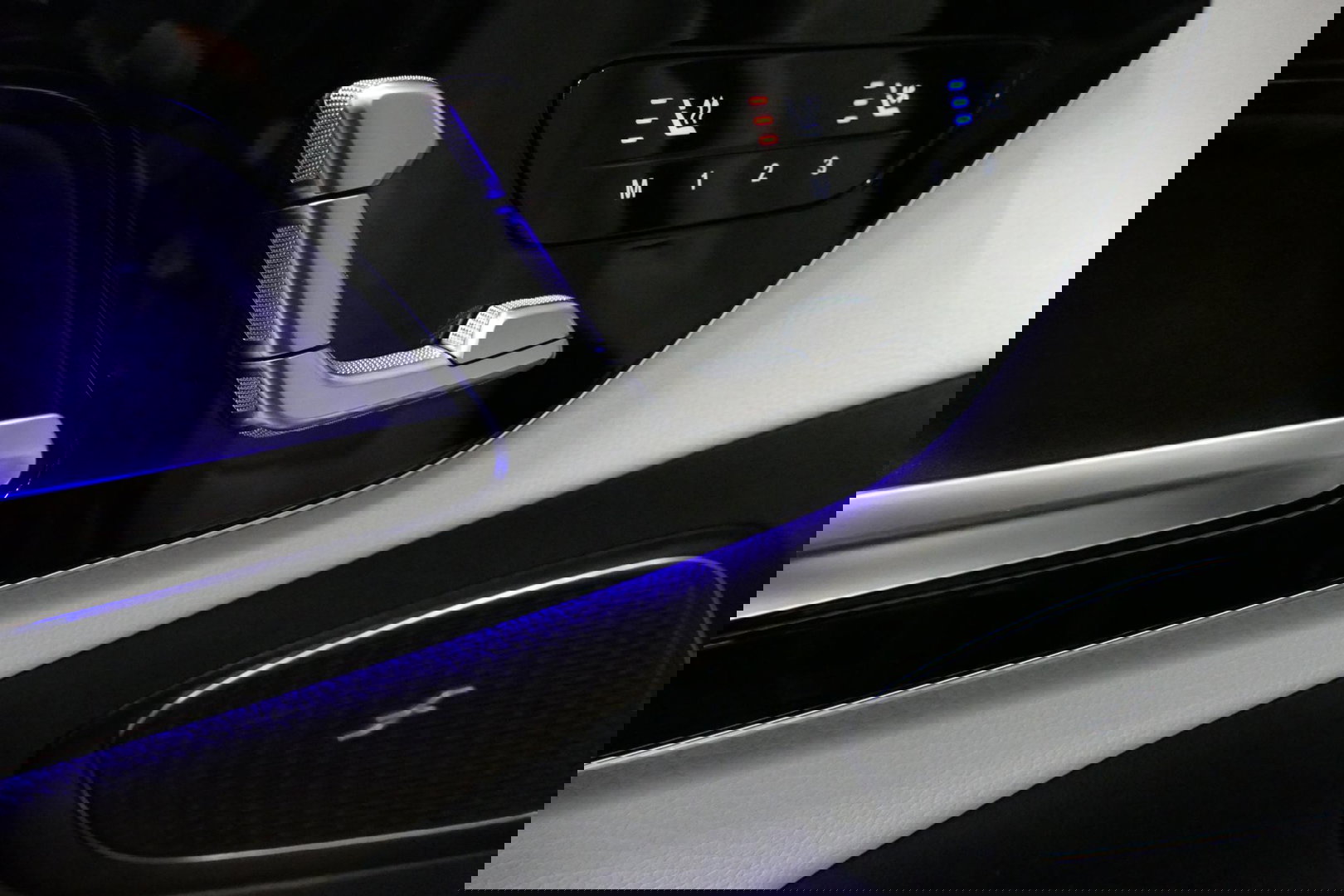 Mercedes-Benz C-Klasse 300 e AMG Line / C63s Look Diffuser / Panamericana Grille / Maxton Design Bodykit V.2 / Panoramadak / Elektr. verstelbare voorstoelen + memory / Stoelkoeling & -verwarming / Digital Light / Ambienteverlichting Plus / HUD / Rondomzichtcamera / 20'' LMV / S