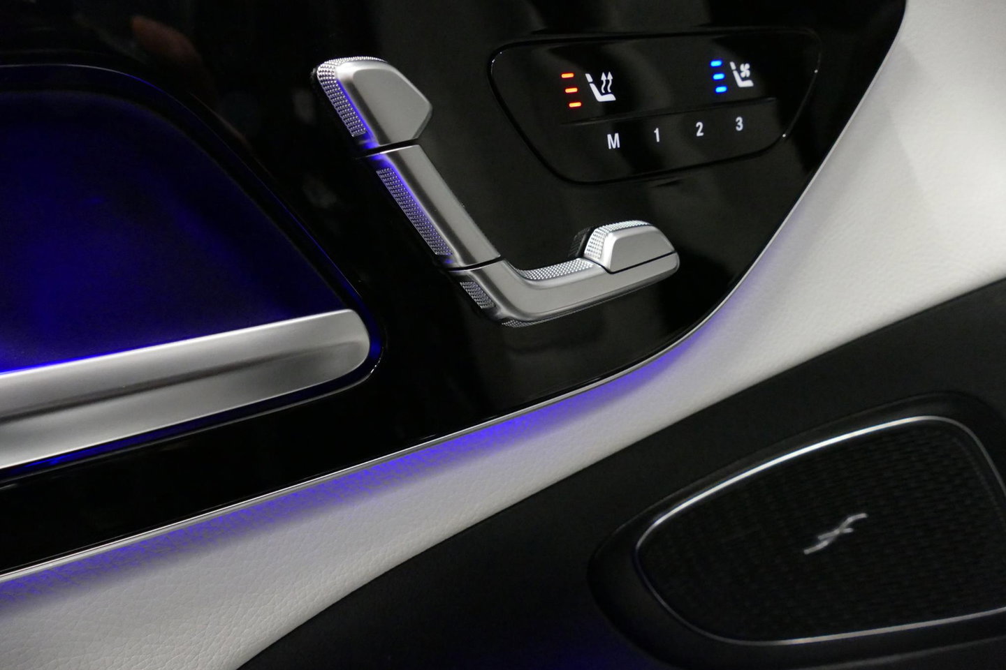 Mercedes-Benz C-Klasse 300 e AMG Line / C63s Look Diffuser / Panamericana Grille / Maxton Design Bodykit V.2 / Panoramadak / Elektr. verstelbare voorstoelen + memory / Stoelkoeling & -verwarming / Digital Light / Ambienteverlichting Plus / HUD / Rondomzichtcamera / 20'' LMV / S