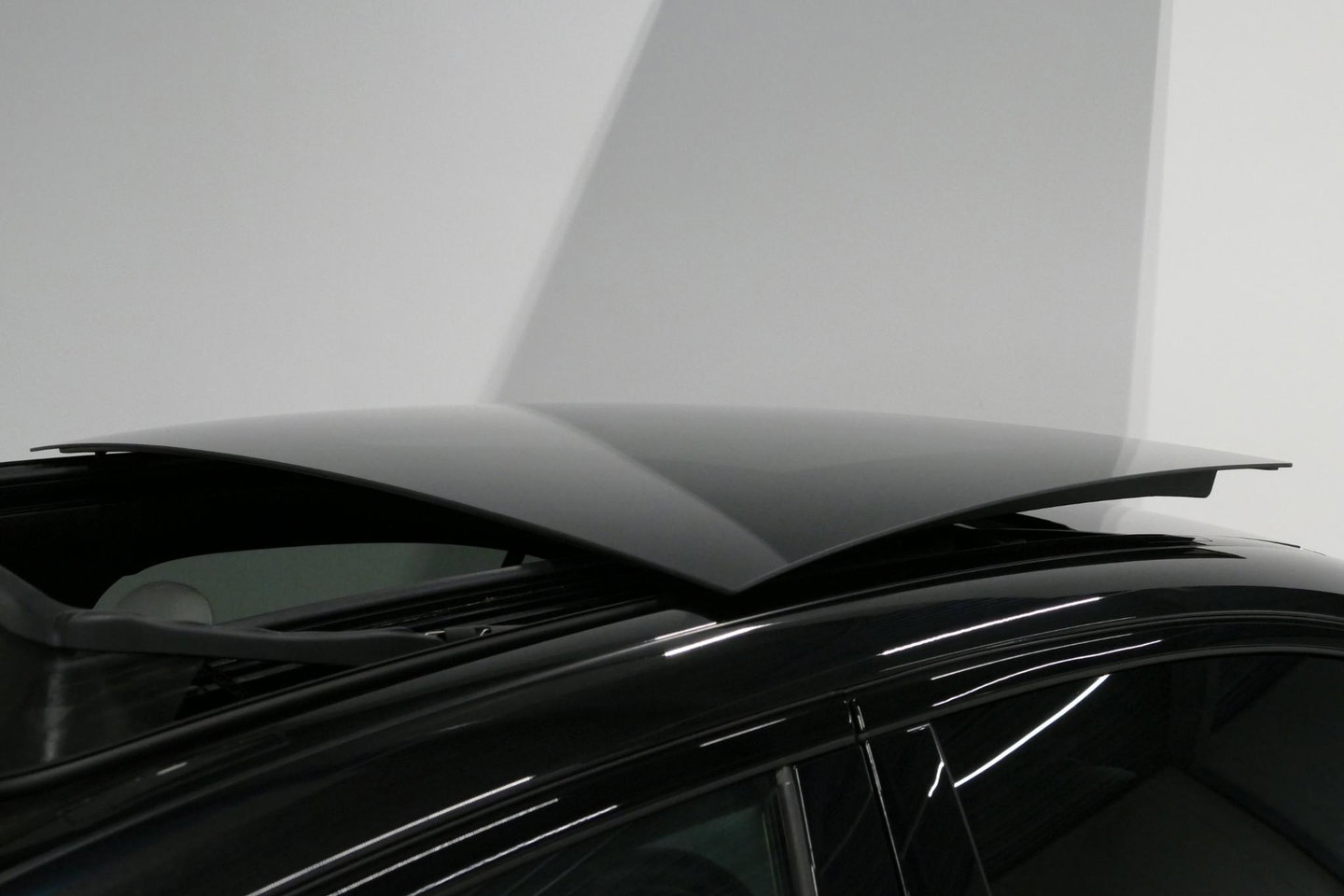 Mercedes-Benz C-Klasse 300 e AMG Line / C63s Look Diffuser / Panamericana Grille / Maxton Design Bodykit V.2 / Panoramadak / Elektr. verstelbare voorstoelen + memory / Stoelkoeling & -verwarming / Digital Light / Ambienteverlichting Plus / HUD / Rondomzichtcamera / 20'' LMV / S