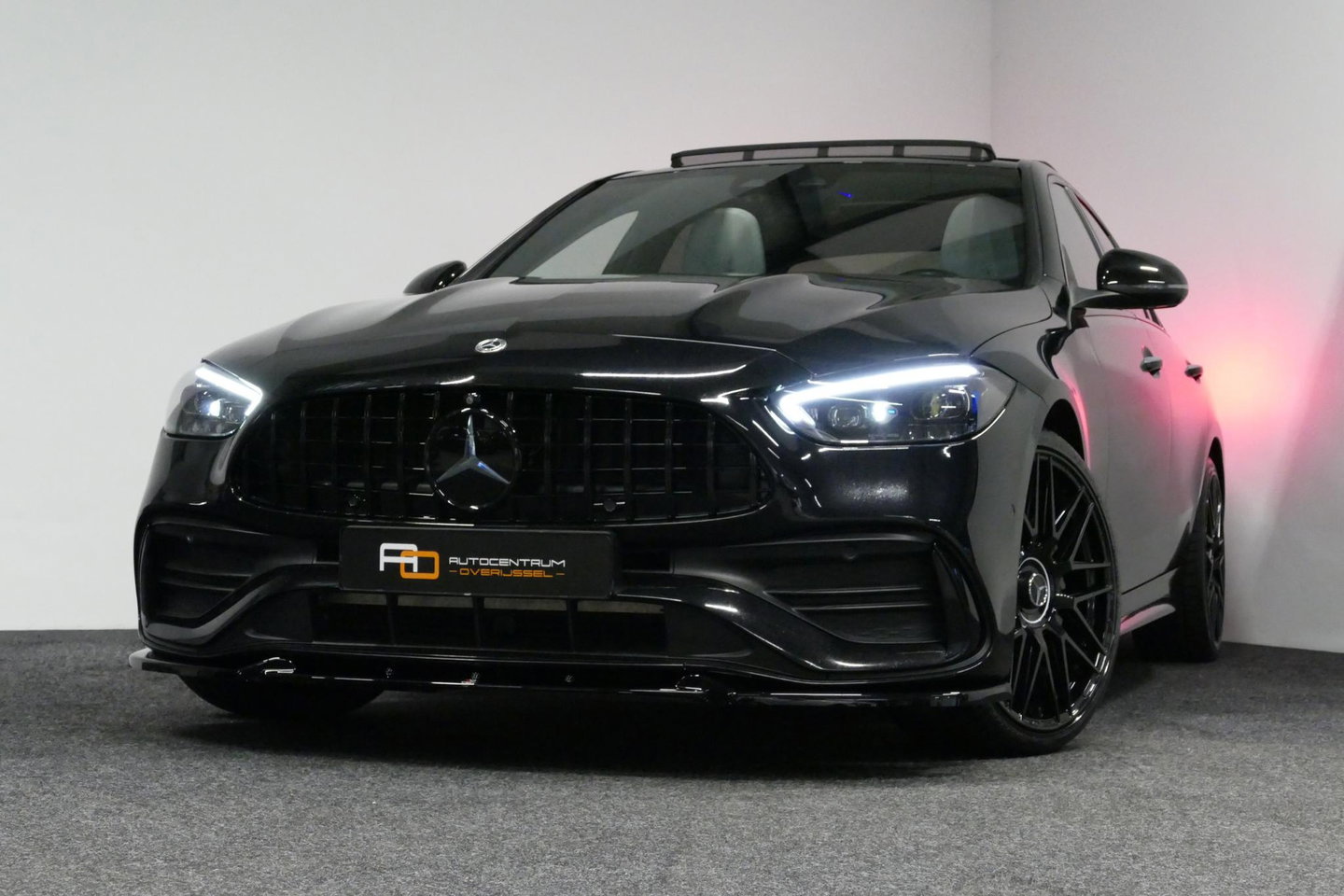 Mercedes-Benz C-Klasse 300 e AMG Line / C63s Look Diffuser / Panamericana Grille / Maxton Design Bodykit V.2 / Panoramadak / Elektr. verstelbare voorstoelen + memory / Stoelkoeling & -verwarming / Digital Light / Ambienteverlichting Plus / HUD / Rondomzichtcamera / 20'' LMV / S