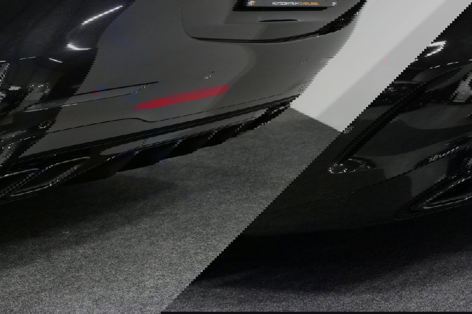 Mercedes-Benz C-Klasse 300 e AMG Line / C63s Look Diffuser / Panamericana Grille / Maxton Design Bodykit V.2 / Panoramadak / Elektr. verstelbare voorstoelen + memory / Stoelkoeling & -verwarming / Digital Light / Ambienteverlichting Plus / HUD / Rondomzichtcamera / 20'' LMV / S