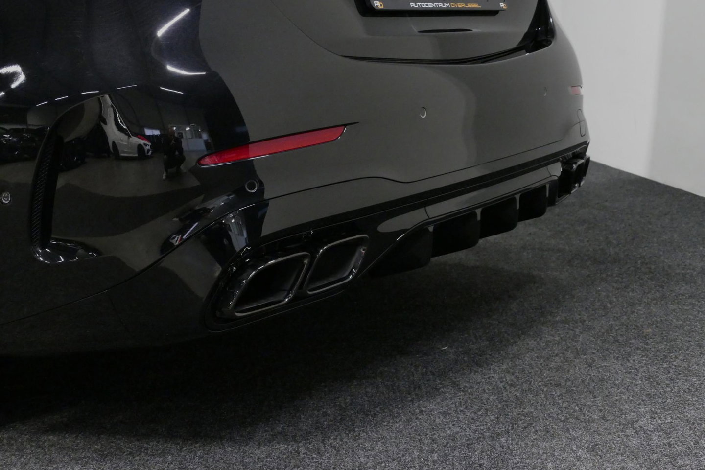 Mercedes-Benz C-Klasse 300 e AMG Line / C63s Look Diffuser / Panamericana Grille / Maxton Design Bodykit V.2 / Panoramadak / Elektr. verstelbare voorstoelen + memory / Stoelkoeling & -verwarming / Digital Light / Ambienteverlichting Plus / HUD / Rondomzichtcamera / 20'' LMV / S