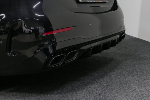 Mercedes-Benz C-Klasse 300 e AMG Line / C63s Look Diffuser / Panamericana Grille / Maxton Design Bodykit V.2 / Panoramadak / Elektr. verstelbare voorstoelen + memory / Stoelkoeling & -verwarming / Digital Light / Ambienteverlichting Plus / HUD / Rondomzichtcamera / 20'' LMV / S