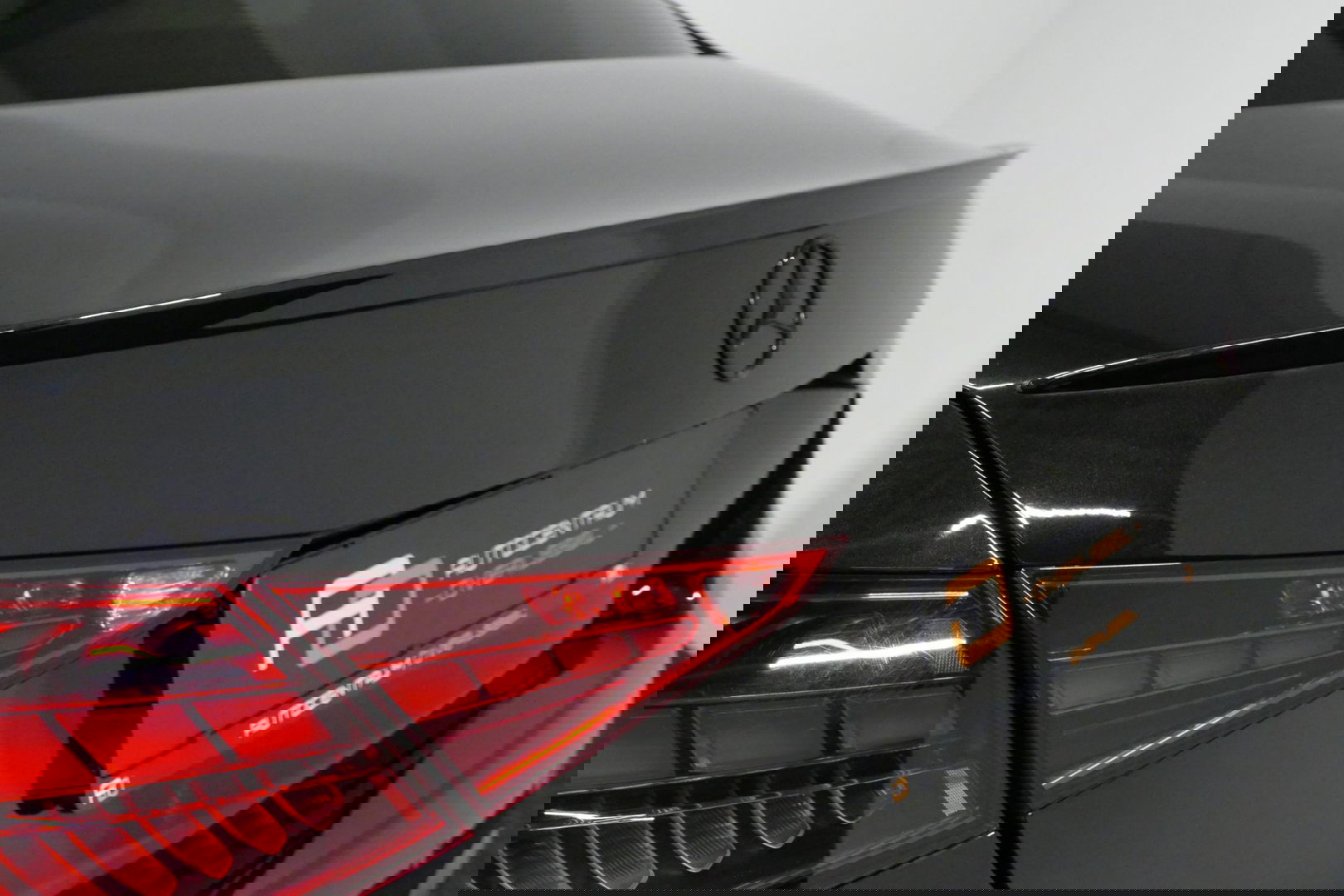 Mercedes-Benz C-Klasse 300 e AMG Line / C63s Look Diffuser / Panamericana Grille / Maxton Design Bodykit V.2 / Panoramadak / Elektr. verstelbare voorstoelen + memory / Stoelkoeling & -verwarming / Digital Light / Ambienteverlichting Plus / HUD / Rondomzichtcamera / 20'' LMV / S