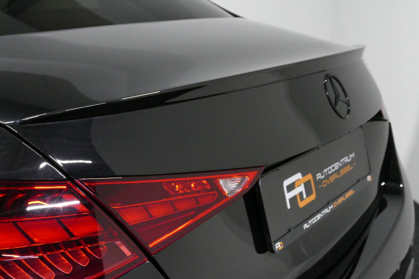 Mercedes-Benz C-Klasse 300 e AMG Line / C63s Look Diffuser / Panamericana Grille / Maxton Design Bodykit V.2 / Panoramadak / Elektr. verstelbare voorstoelen + memory / Stoelkoeling & -verwarming / Digital Light / Ambienteverlichting Plus / HUD / Rondomzichtcamera / 20'' LMV / S