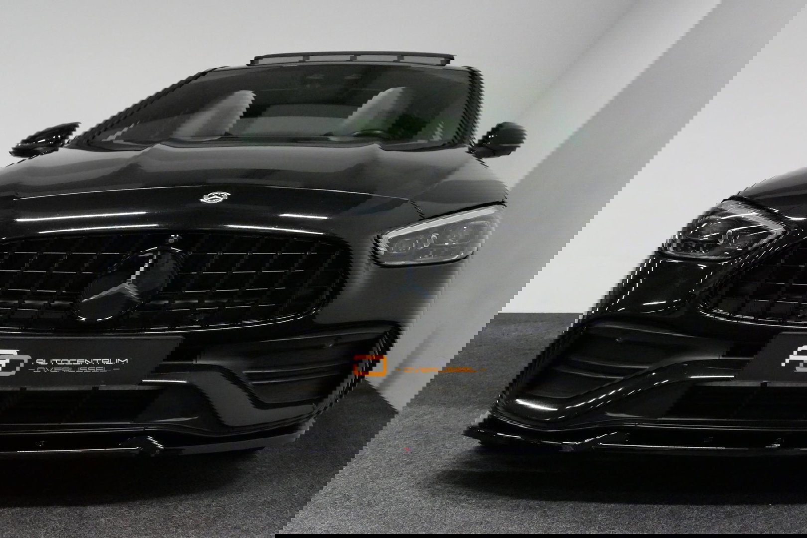 Mercedes-Benz C-Klasse 300 e AMG Line / C63s Look Diffuser / Panamericana Grille / Maxton Design Bodykit V.2 / Panoramadak / Elektr. verstelbare voorstoelen + memory / Stoelkoeling & -verwarming / Digital Light / Ambienteverlichting Plus / HUD / Rondomzichtcamera / 20'' LMV / S