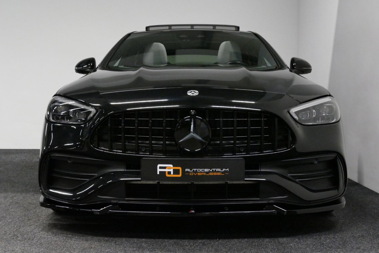 Mercedes-Benz C-Klasse 300 e AMG Line / C63s Look Diffuser / Panamericana Grille / Maxton Design Bodykit V.2 / Panoramadak / Elektr. verstelbare voorstoelen + memory / Stoelkoeling & -verwarming / Digital Light / Ambienteverlichting Plus / HUD / Rondomzichtcamera / 20'' LMV / S