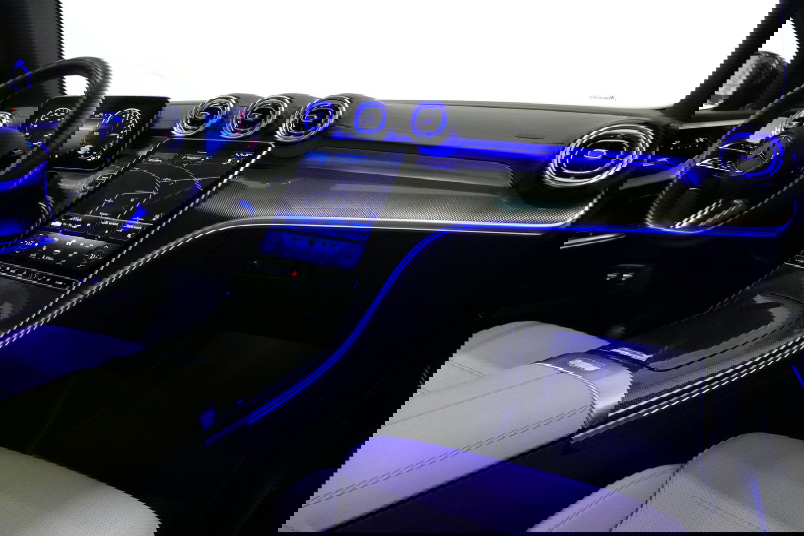 Mercedes-Benz C-Klasse 300 e AMG Line / C63s Look Diffuser / Panamericana Grille / Maxton Design Bodykit V.2 / Panoramadak / Elektr. verstelbare voorstoelen + memory / Stoelkoeling & -verwarming / Digital Light / Ambienteverlichting Plus / HUD / Rondomzichtcamera / 20'' LMV / S