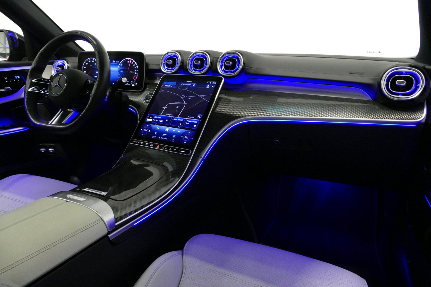 Mercedes-Benz C-Klasse 300 e AMG Line / C63s Look Diffuser / Panamericana Grille / Maxton Design Bodykit V.2 / Panoramadak / Elektr. verstelbare voorstoelen + memory / Stoelkoeling & -verwarming / Digital Light / Ambienteverlichting Plus / HUD / Rondomzichtcamera / 20'' LMV / S