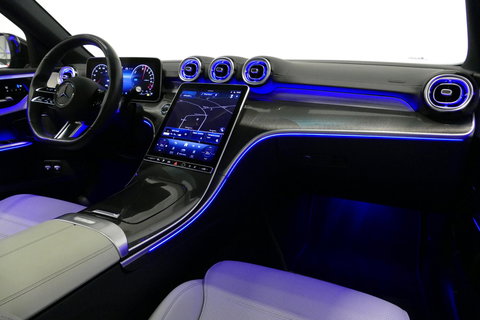 Mercedes-Benz C-Klasse 300 e AMG Line / C63s Look Diffuser / Panamericana Grille / Maxton Design Bodykit V.2 / Panoramadak / Elektr. verstelbare voorstoelen + memory / Stoelkoeling & -verwarming / Digital Light / Ambienteverlichting Plus / HUD / Rondomzichtcamera / 20'' LMV / S