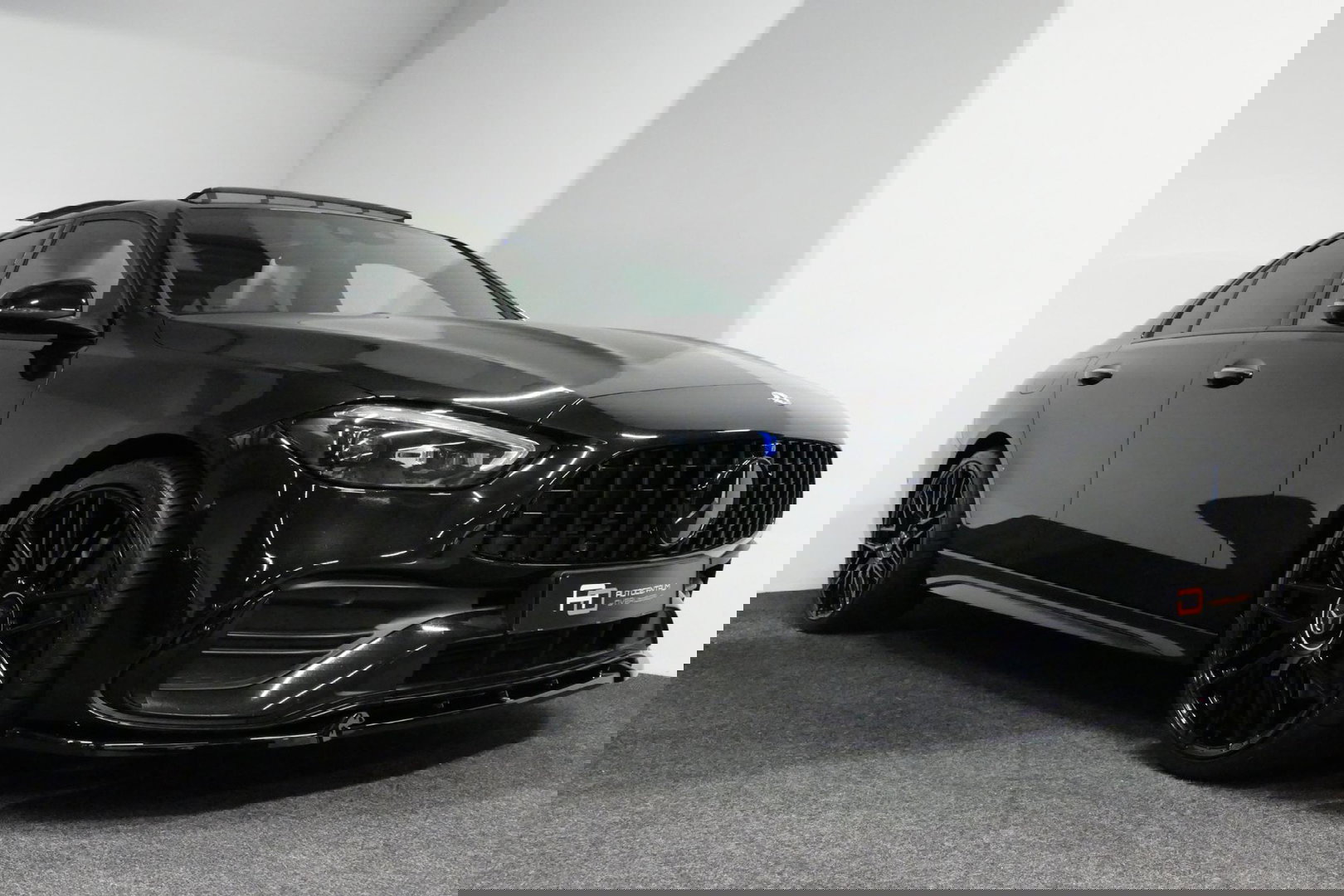 Mercedes-Benz C-Klasse 300 e AMG Line / C63s Look Diffuser / Panamericana Grille / Maxton Design Bodykit V.2 / Panoramadak / Elektr. verstelbare voorstoelen + memory / Stoelkoeling & -verwarming / Digital Light / Ambienteverlichting Plus / HUD / Rondomzichtcamera / 20'' LMV / S