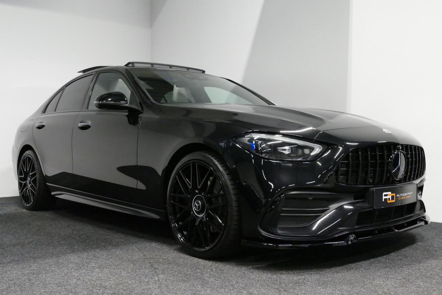 Mercedes-Benz C-Klasse 300 e AMG Line / C63s Look Diffuser / Panamericana Grille / Maxton Design Bodykit V.2 / Panoramadak / Elektr. verstelbare voorstoelen + memory / Stoelkoeling & -verwarming / Digital Light / Ambienteverlichting Plus / HUD / Rondomzichtcamera / 20'' LMV / S