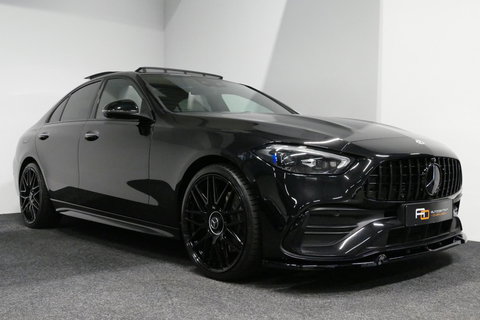 Mercedes-Benz C-Klasse 300 e AMG Line / C63s Look Diffuser / Panamericana Grille / Maxton Design Bodykit V.2 / Panoramadak / Elektr. verstelbare voorstoelen + memory / Stoelkoeling & -verwarming / Digital Light / Ambienteverlichting Plus / HUD / Rondomzichtcamera / 20'' LMV / S