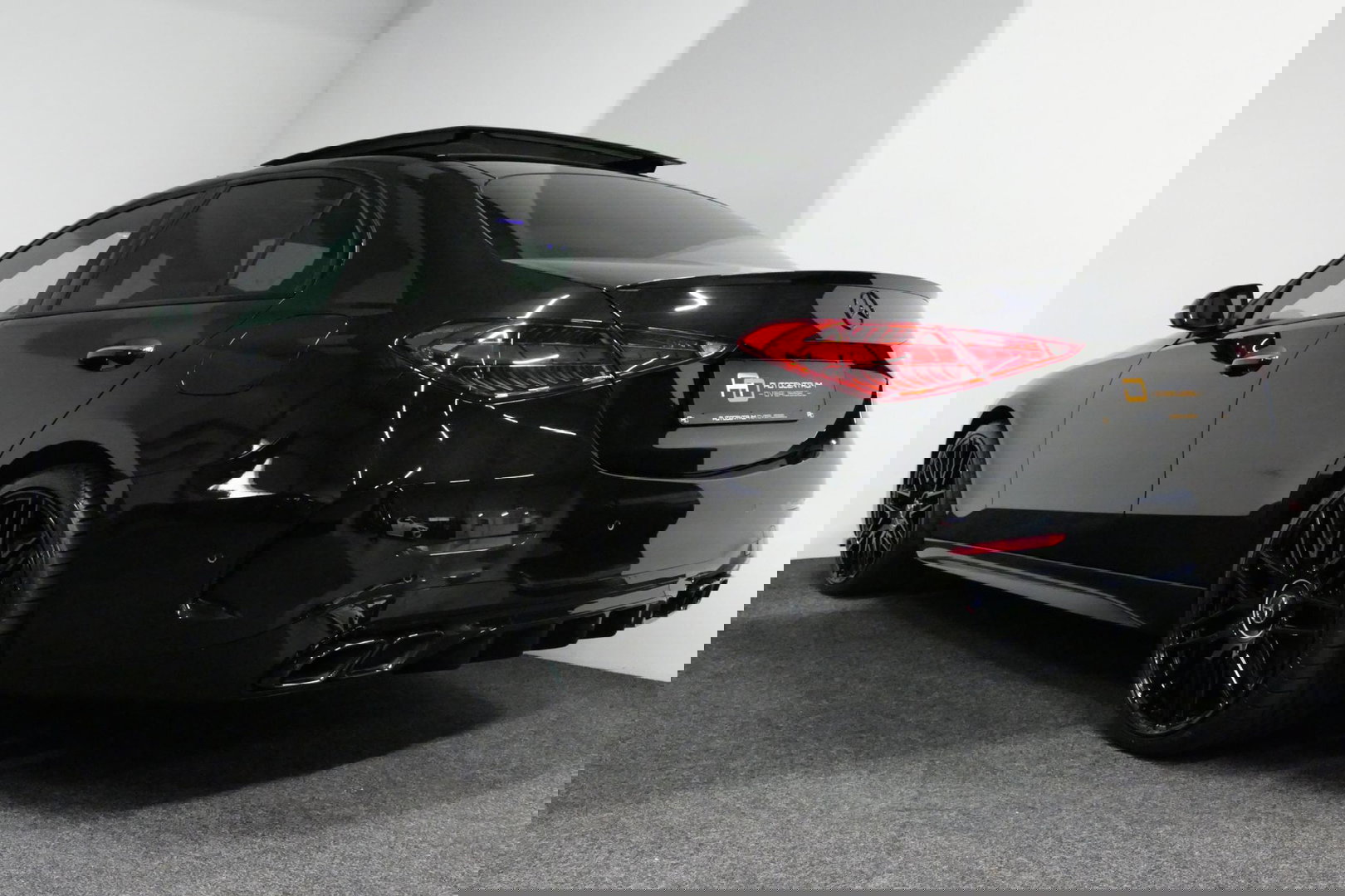 Mercedes-Benz C-Klasse 300 e AMG Line / C63s Look Diffuser / Panamericana Grille / Maxton Design Bodykit V.2 / Panoramadak / Elektr. verstelbare voorstoelen + memory / Stoelkoeling & -verwarming / Digital Light / Ambienteverlichting Plus / HUD / Rondomzichtcamera / 20'' LMV / S