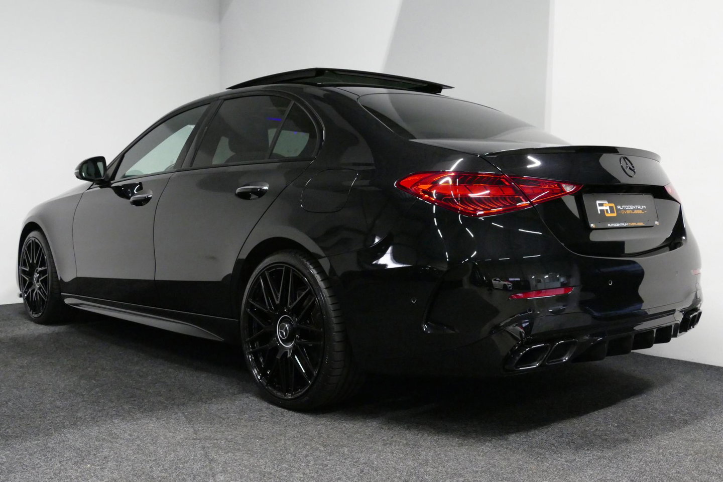 Mercedes-Benz C-Klasse 300 e AMG Line / C63s Look Diffuser / Panamericana Grille / Maxton Design Bodykit V.2 / Panoramadak / Elektr. verstelbare voorstoelen + memory / Stoelkoeling & -verwarming / Digital Light / Ambienteverlichting Plus / HUD / Rondomzichtcamera / 20'' LMV / S