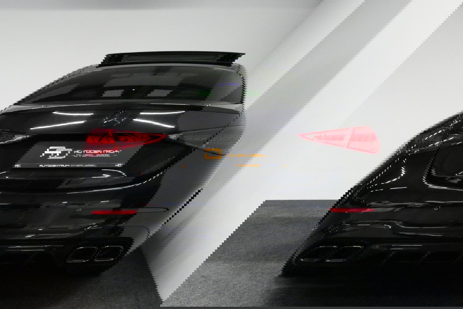 Mercedes-Benz C-Klasse 300 e AMG Line / C63s Look Diffuser / Panamericana Grille / Maxton Design Bodykit V.2 / Panoramadak / Elektr. verstelbare voorstoelen + memory / Stoelkoeling & -verwarming / Digital Light / Ambienteverlichting Plus / HUD / Rondomzichtcamera / 20'' LMV / S