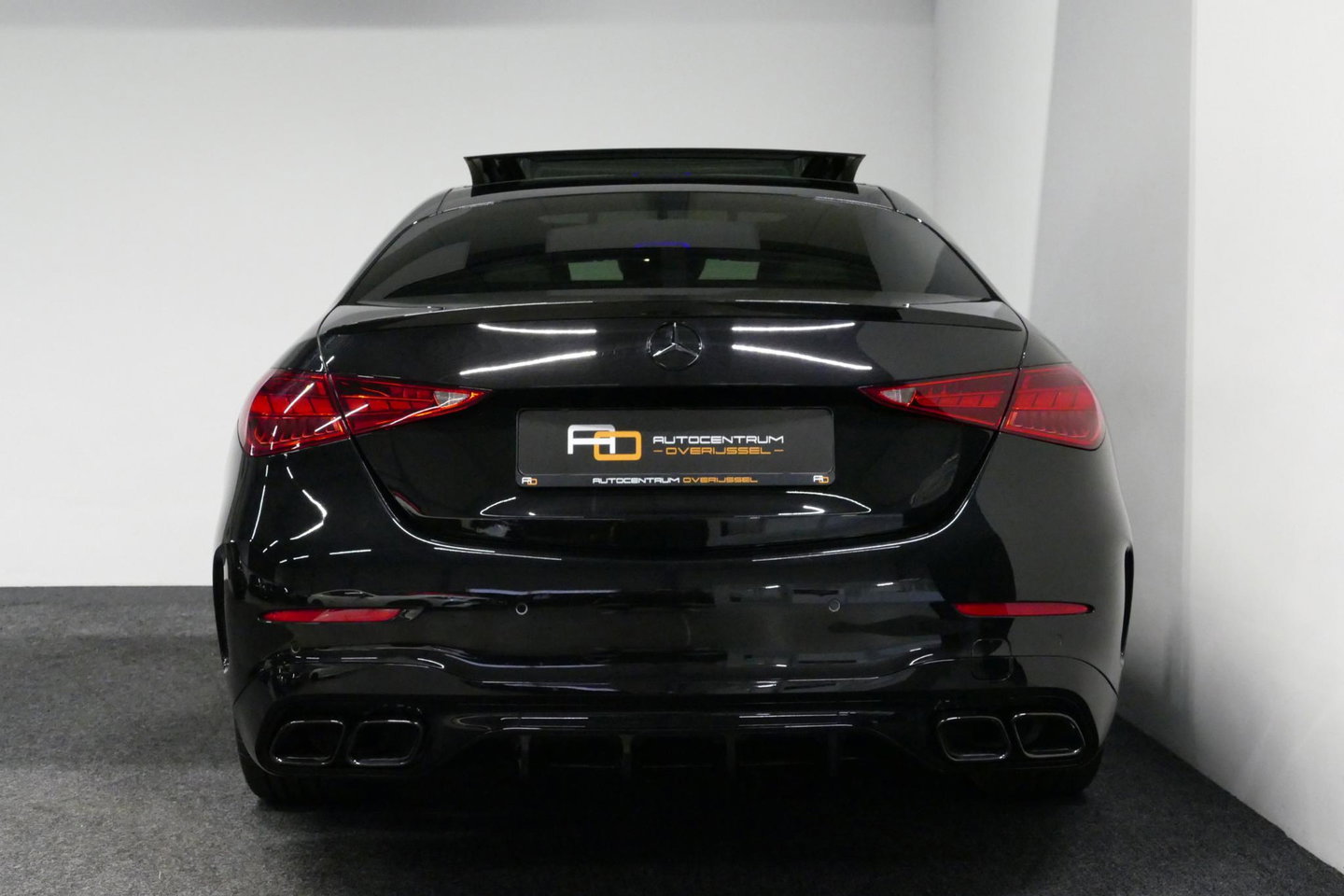 Mercedes-Benz C-Klasse 300 e AMG Line / C63s Look Diffuser / Panamericana Grille / Maxton Design Bodykit V.2 / Panoramadak / Elektr. verstelbare voorstoelen + memory / Stoelkoeling & -verwarming / Digital Light / Ambienteverlichting Plus / HUD / Rondomzichtcamera / 20'' LMV / S