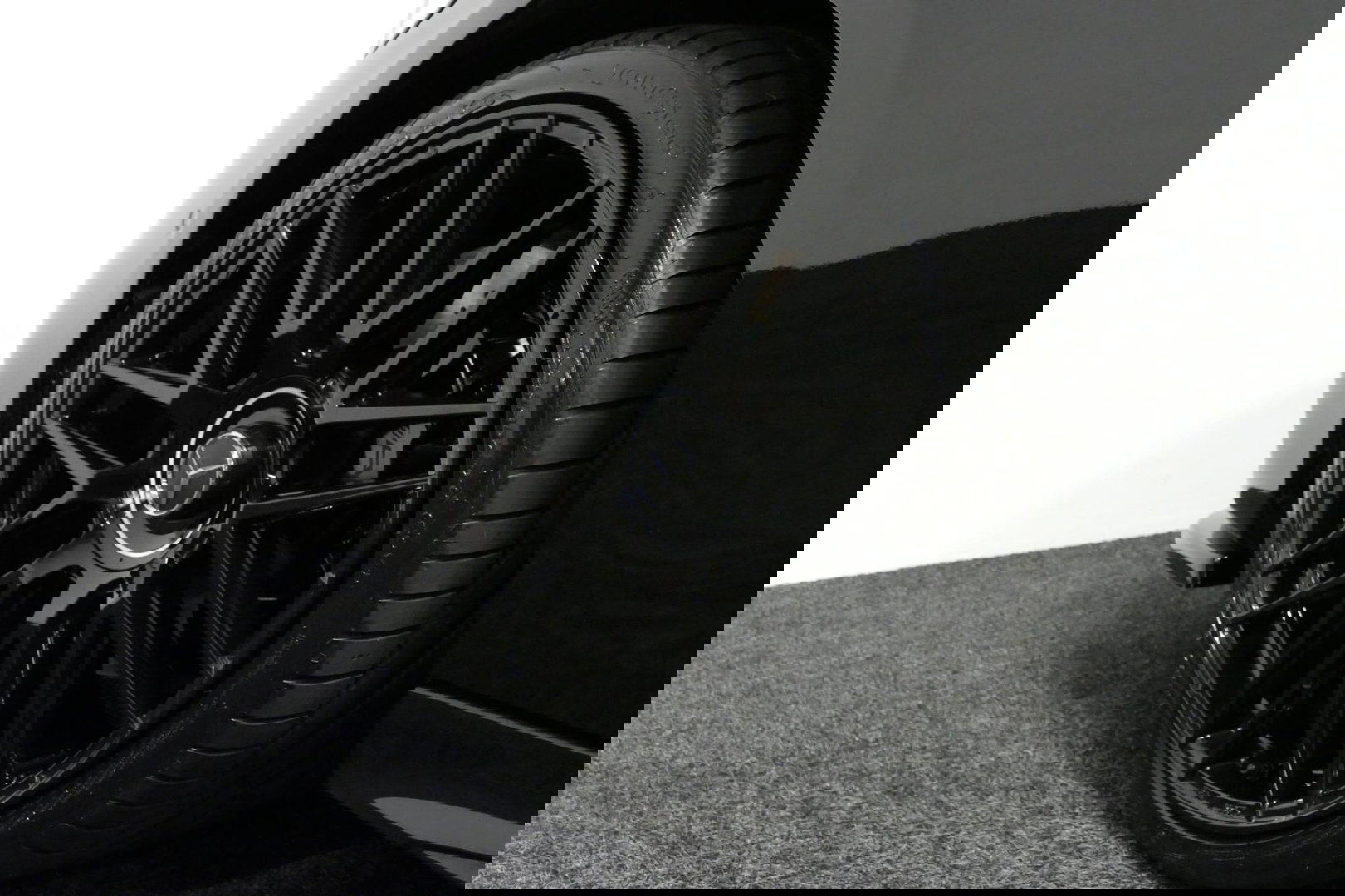 Mercedes-Benz C-Klasse 300 e AMG Line / C63s Look Diffuser / Panamericana Grille / Maxton Design Bodykit V.2 / Panoramadak / Elektr. verstelbare voorstoelen + memory / Stoelkoeling & -verwarming / Digital Light / Ambienteverlichting Plus / HUD / Rondomzichtcamera / 20'' LMV / S