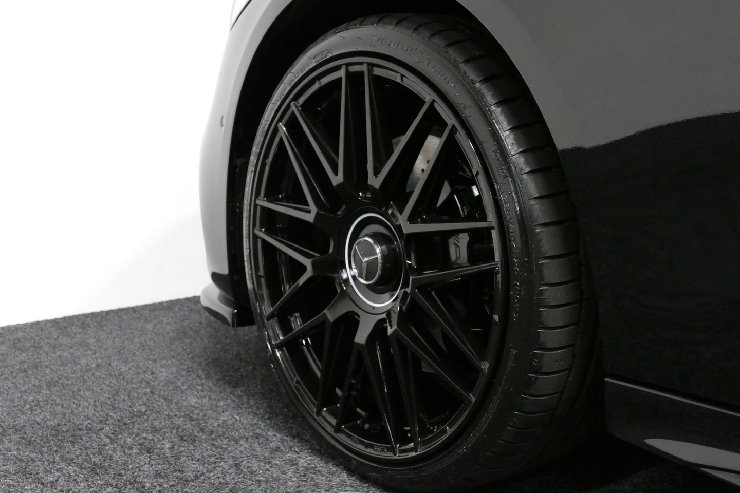 Mercedes-Benz C-Klasse 300 e AMG Line / C63s Look Diffuser / Panamericana Grille / Maxton Design Bodykit V.2 / Panoramadak / Elektr. verstelbare voorstoelen + memory / Stoelkoeling & -verwarming / Digital Light / Ambienteverlichting Plus / HUD / Rondomzichtcamera / 20'' LMV / S