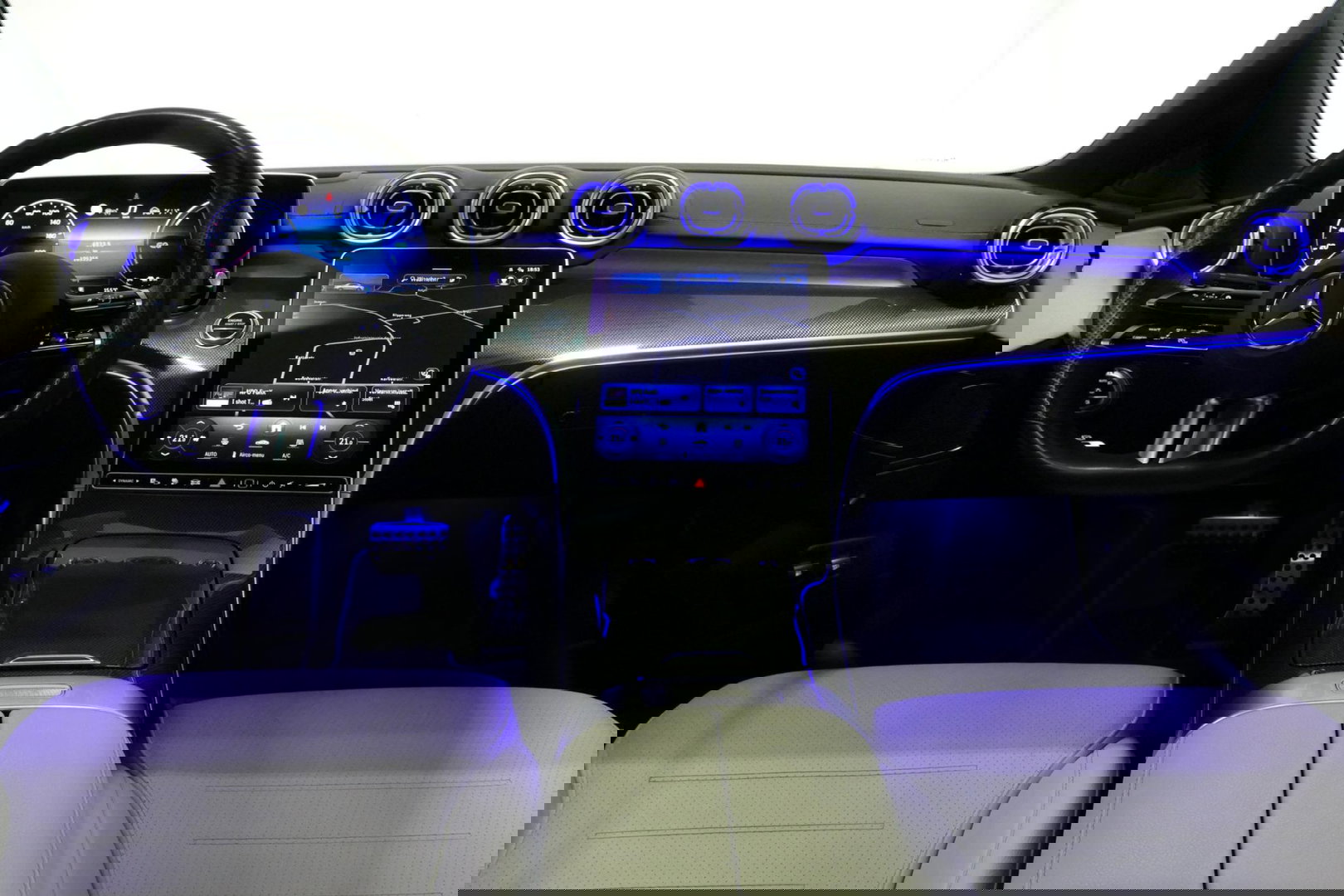 Mercedes-Benz C-Klasse 300 e AMG Line / C63s Look Diffuser / Panamericana Grille / Maxton Design Bodykit V.2 / Panoramadak / Elektr. verstelbare voorstoelen + memory / Stoelkoeling & -verwarming / Digital Light / Ambienteverlichting Plus / HUD / Rondomzichtcamera / 20'' LMV / S